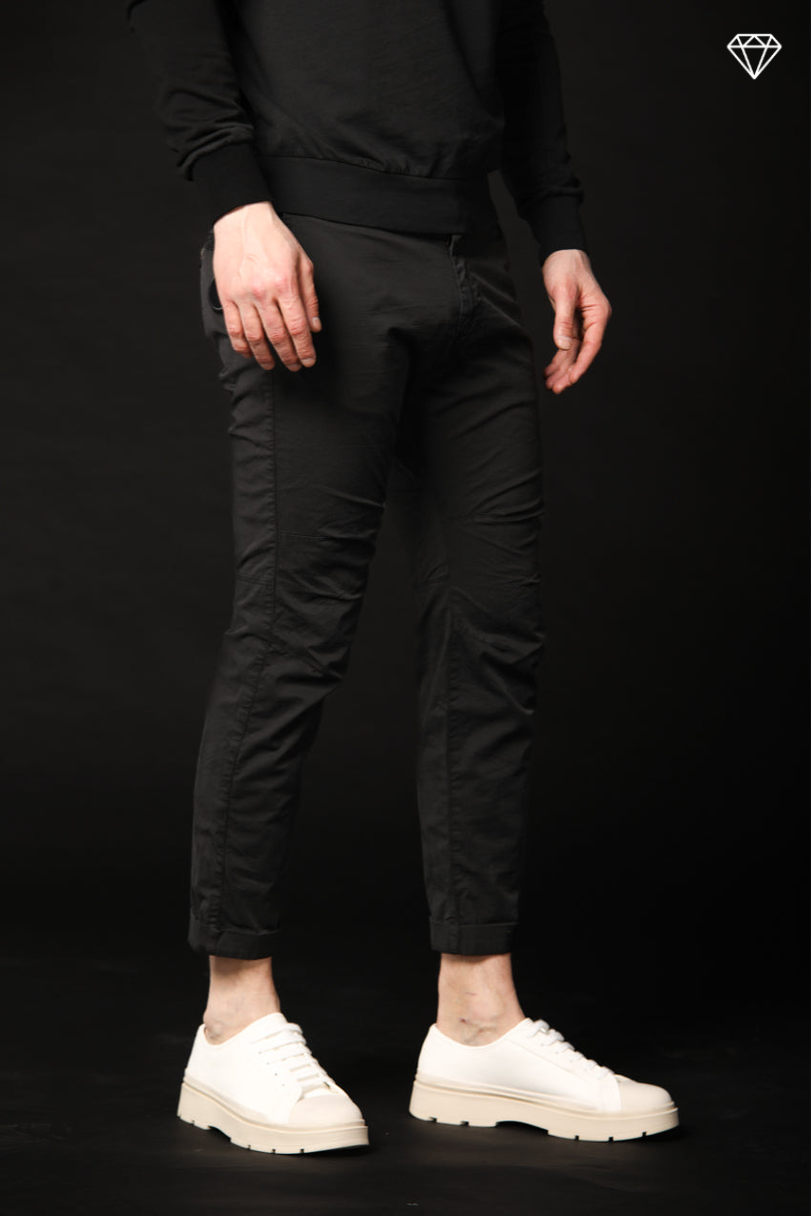John Coolkhinos Herren-Chinohose aus Stretch-Satin logo edition Carrot Fit ①