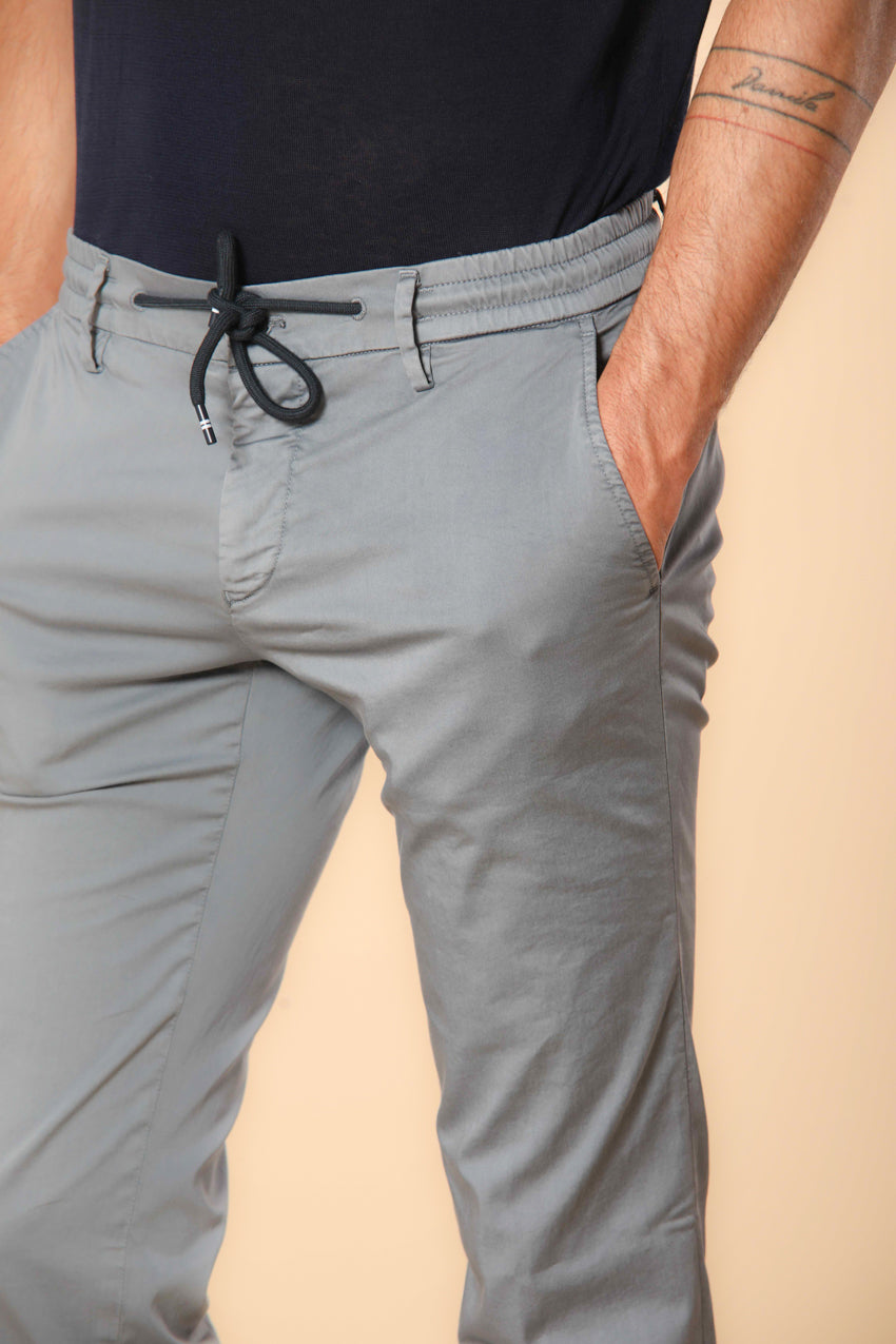Milano Jogger Travel pantalon chino jogger homme en satin technique travel stretch Extra Slim Fit