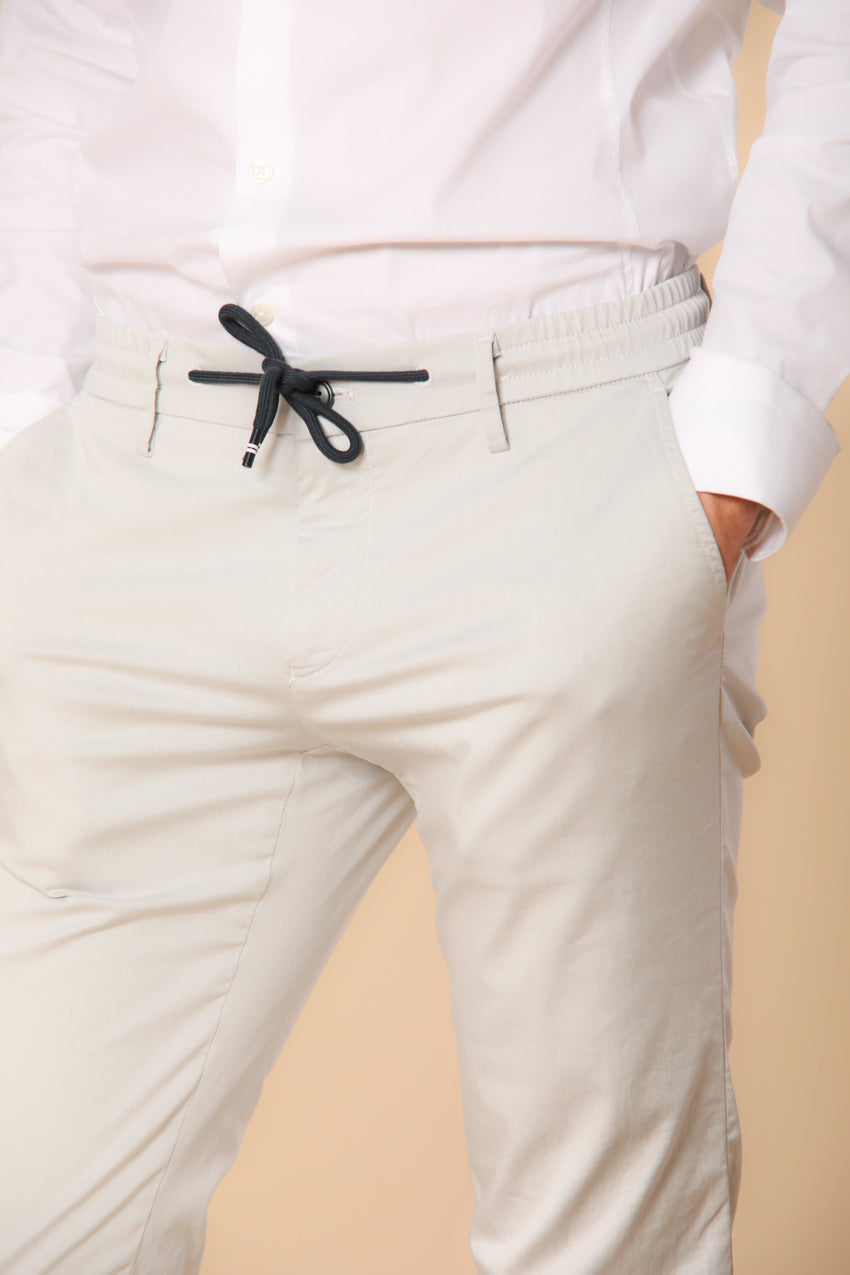 Milano Jogger Travel pantalon chino jogger homme en satin technique travel stretch Extra Slim Fit