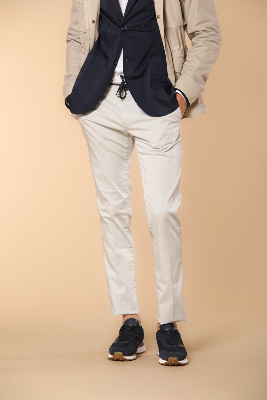 Milano Jogger Travel pantalon chino jogger homme en satin technique travel stretch Extra Slim Fit