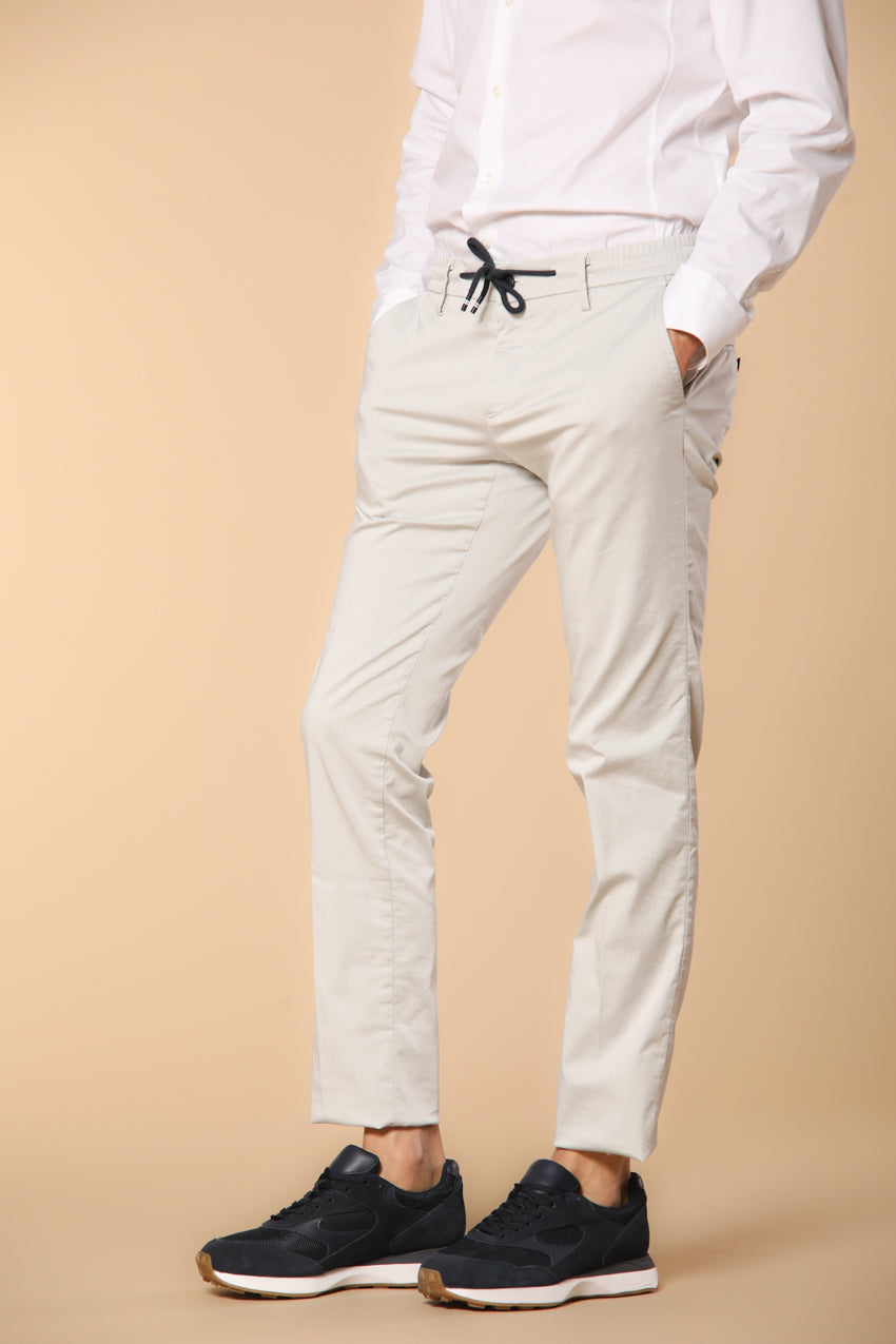 Milano Jogger Travel pantalon chino jogger homme en satin technique travel stretch Extra Slim Fit