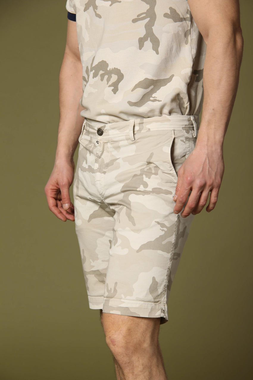 Image 2 de bermudas chino homme, modèle Eisenhower, motif camouflage, couleur beige, coupe slim de Mason's