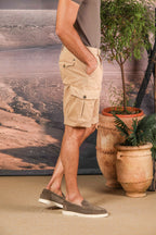 Immagine 5 di Cargo 22 bermuda cargo uomo in gabardina di cotone e seta elasticizzata relaxed fit color kaki di Mason's