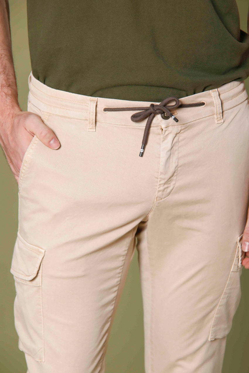 immagine 2 di pantaloni uomo in tencel e cotone modello Chile Jogger colore kaki scuro extra slim di Mason's
