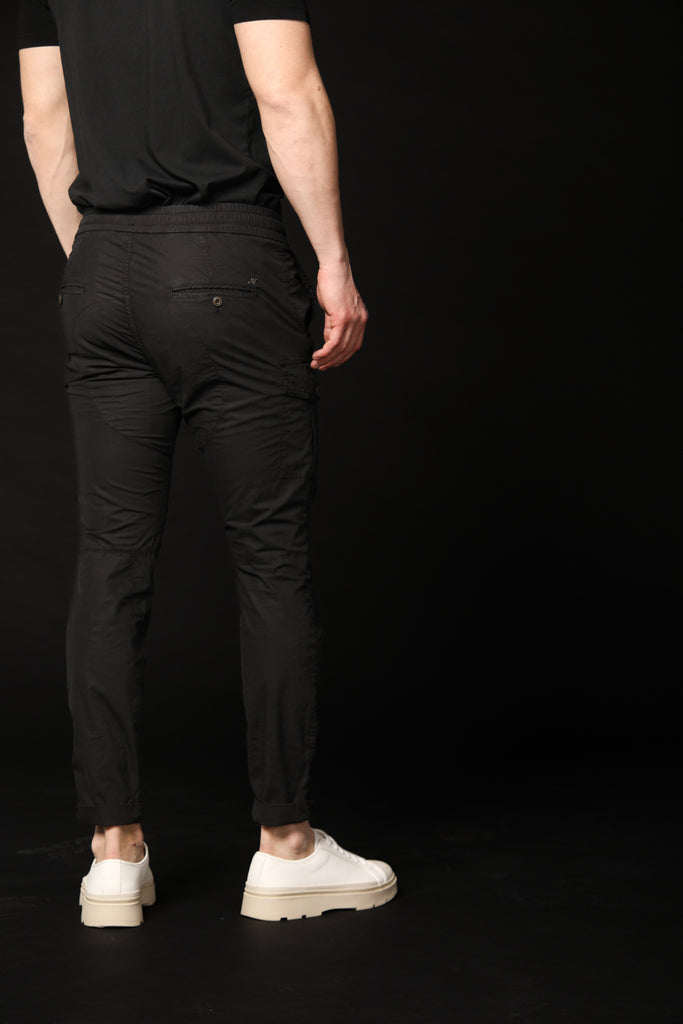 Image 4 de pantalon cargo homme modèle George en noir, coupe carotte de Mason's