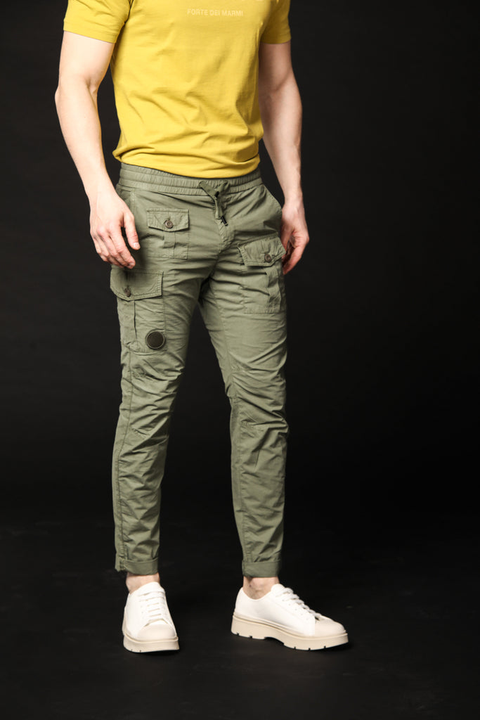 Image 2 de pantalon cargo pour homme modèle George en vert, coupe carotte de Mason's