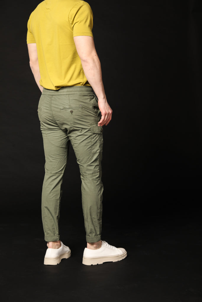 Image 5 de pantalon cargo pour homme modèle George en vert, coupe carotte de Mason's