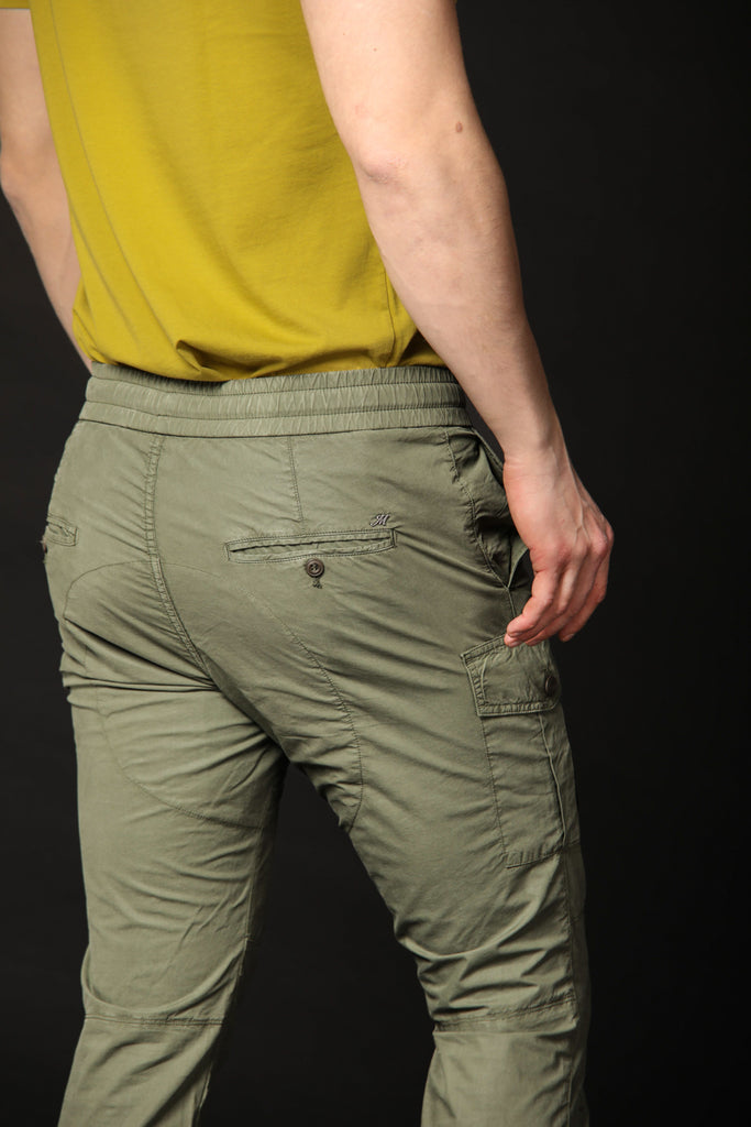 Image 4 de pantalon cargo pour homme modèle George en vert, coupe carotte de Mason's