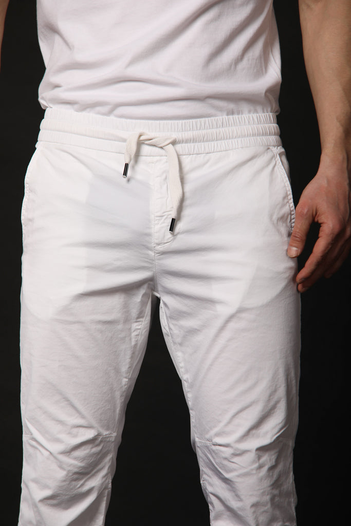 Image 3 de pantalon chino pour homme modèle John, coupe carotte de Mason's