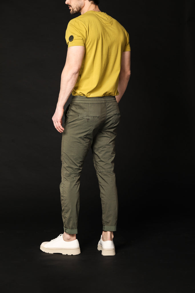 Image 4 de pantalon chino homme modèle John de couleur verte, coupe carrot de Mason's