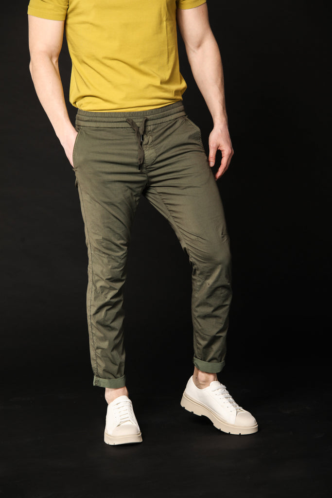 Image 2 de pantalon chino homme modèle John de couleur verte, coupe carrot de Mason's