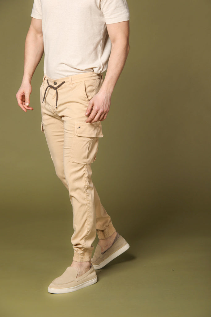 Image 2 de pantalon cargo pour homme modèle Chile Elax en kaki foncé, coupe extra slim de Mason's