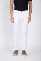 John Coolkhinos Hose Chino Mann aus Stretch-Satin Logo Edition carrot fit ①