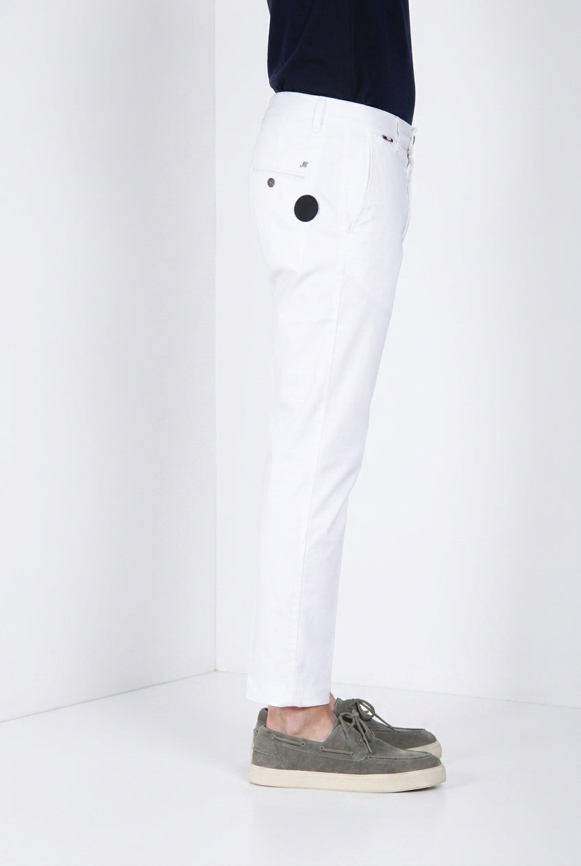 John Coolkhinos Hose Chino Mann aus Stretch-Satin Logo Edition carrot fit ①