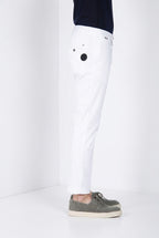 John Coolkhinos Hose Chino Mann aus Stretch-Satin Logo Edition carrot fit ①