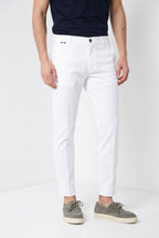 John Coolkhinos Hose Chino Mann aus Stretch-Satin Logo Edition carrot fit ①