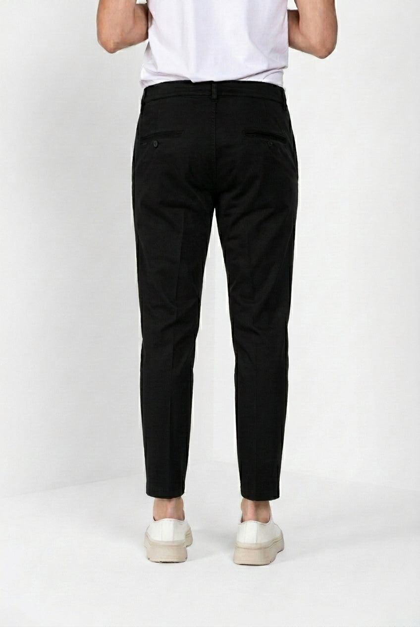 John Coolkhinos Hose Chino Herren aus Stretch-Satin Logo Edition carrot fit ①