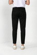 John Coolkhinos Hose Chino Herren aus Stretch-Satin Logo Edition carrot fit ①