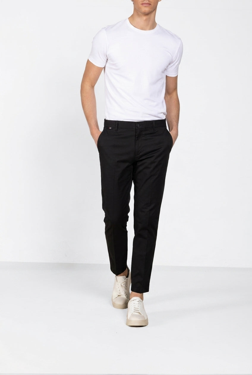 John Coolkhinos pantalon chino homme en satin stretch Logo Edition carrot fit ①