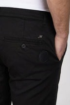John Coolkhinos Hose Chino Herren aus Stretch-Satin Logo Edition carrot fit ①