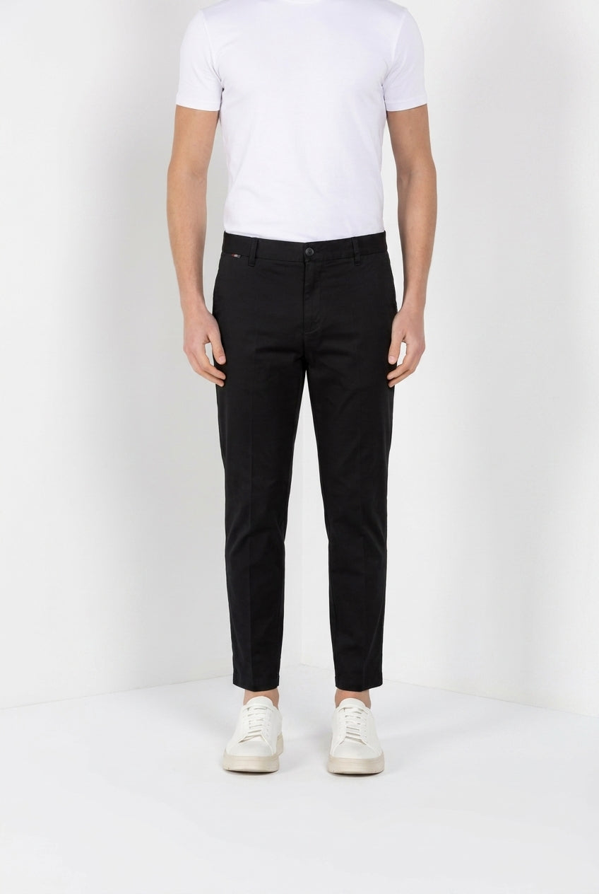 John Coolkhinos pantalon chino homme en satin stretch Logo Edition carrot fit ①