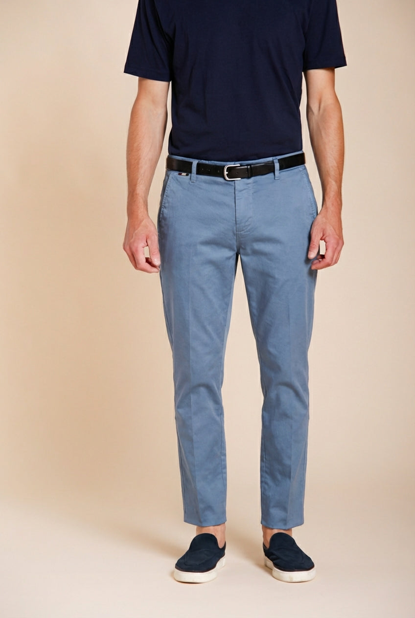 John Coolkhinos pantalone chino uomo in raso stretch Logo Edition carrot fit ①