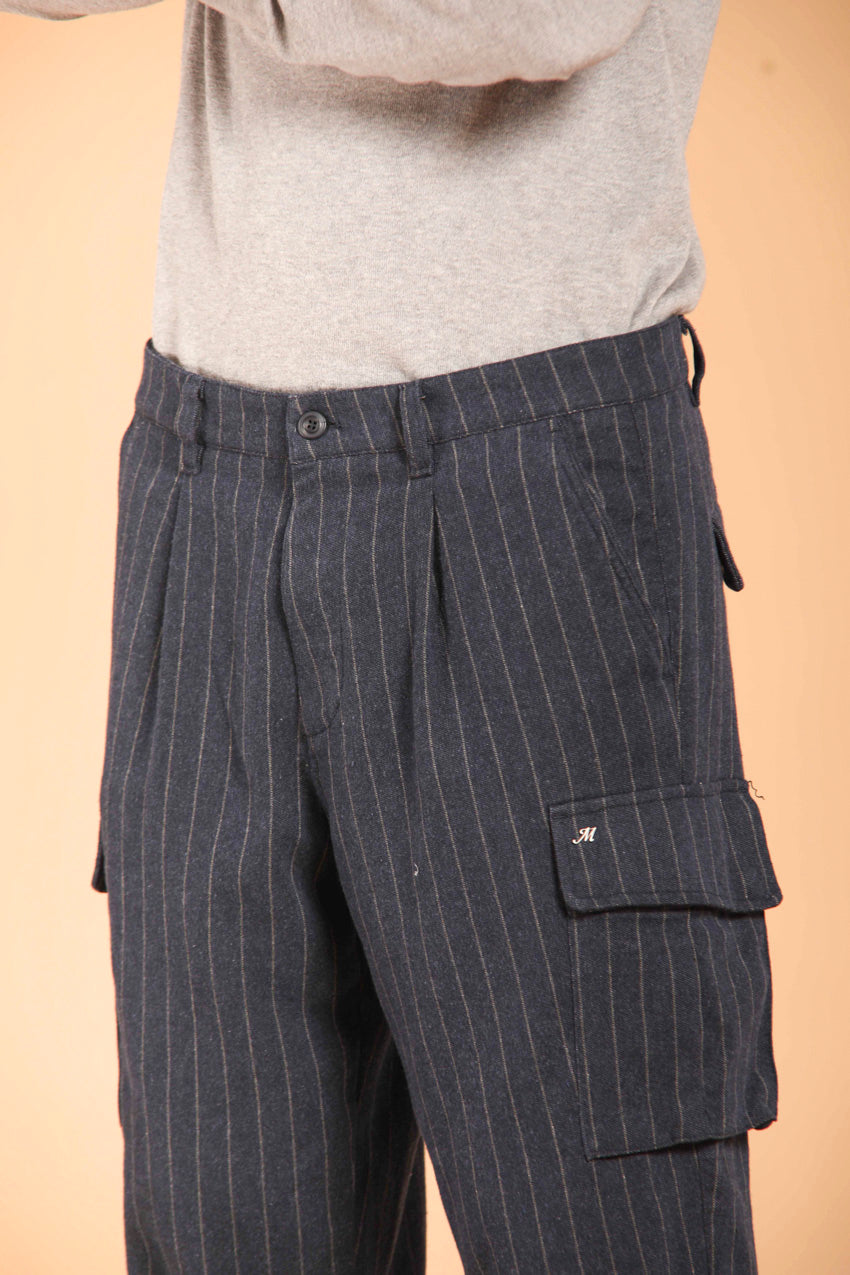 immagine 4 di pantalone cargo uomo modello Chile 1 Pinces di colore blu scuro fit relaxed di Mason's