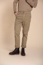 Chinos pantalone chino uomo in gabardina relaxed fit