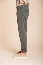 Pinces pantalone chino uomo in gabardina stretch relaxed fit