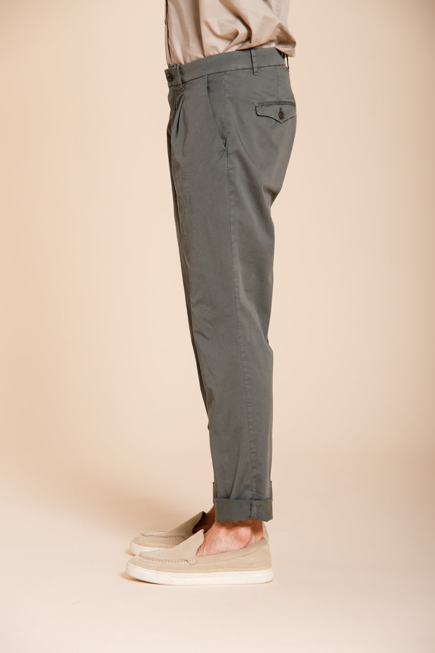 Pinces pantalone chino uomo in gabardina stretch relaxed fit