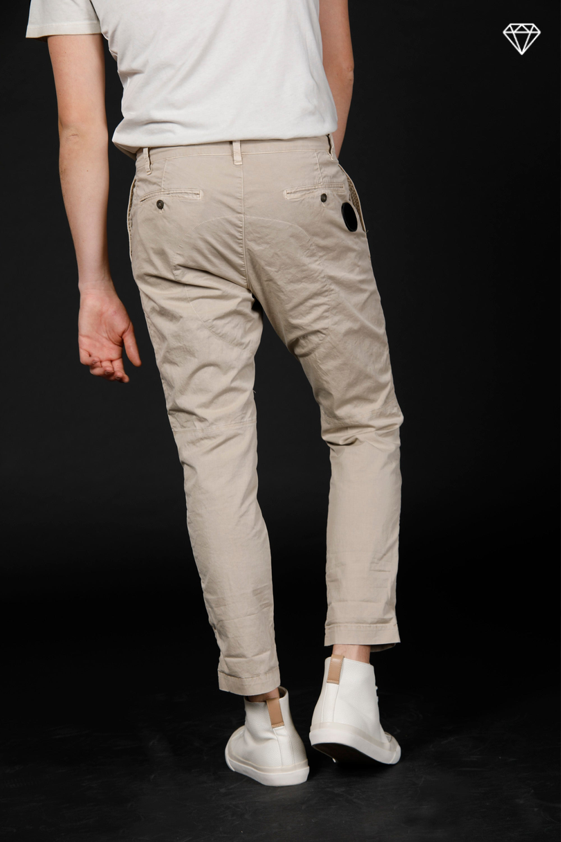 John Coolkhinos Herren-Chinohose aus Stretch-Satin LTD Carrot Fit ①