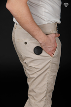 John Coolkhinos Herren-Chinohose aus Stretch-Satin logo edition Carrot Fit ①