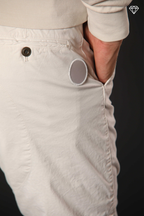 John Coolkhinos Herren-Chinohose aus Stretch-Satin logo edition Carrot Fit ①