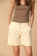 Immagine 1 di bermuda chino donna in gabardina con borchie modello Jaqueline Curvie curvy fit 