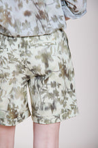 Jaqueline bermuda chino donna in gabardina stampa foglie slim fit