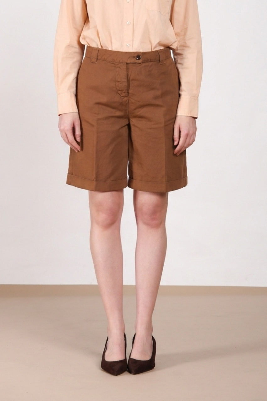 Bermuda chino donna Brigitte Mason's marrone chiaro in cotone relaxed fit, vista frontale su modella SS26
