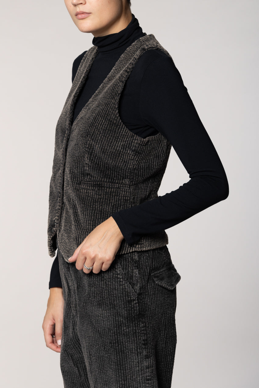 Ellen women’s gilet in wide-wale velvet