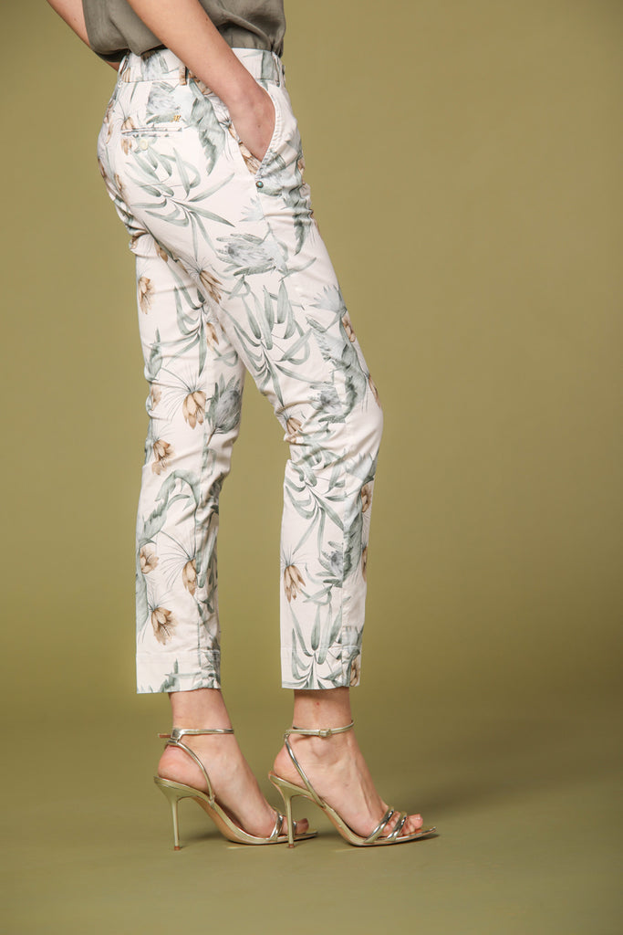 Image 4 de pantalon chino capri femme modèle Jacqueline Curvie, imprimé floral couleur blanc, coupe curvy de Mason's
