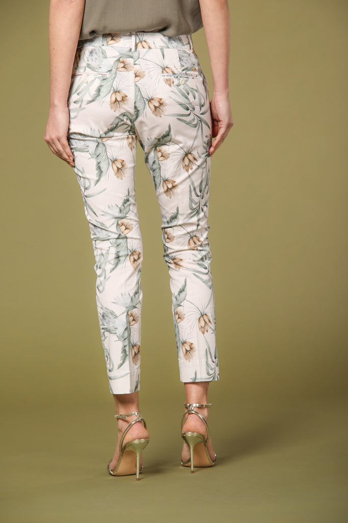 Image 5 de pantalon chino capri femme modèle Jacqueline Curvie, imprimé floral couleur blanc, coupe curvy de Mason's