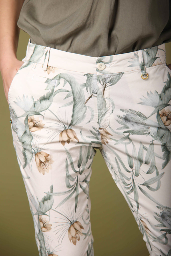 Image 3 de pantalon chino capri femme modèle Jacqueline Curvie, imprimé floral couleur blanc, coupe curvy de Mason's