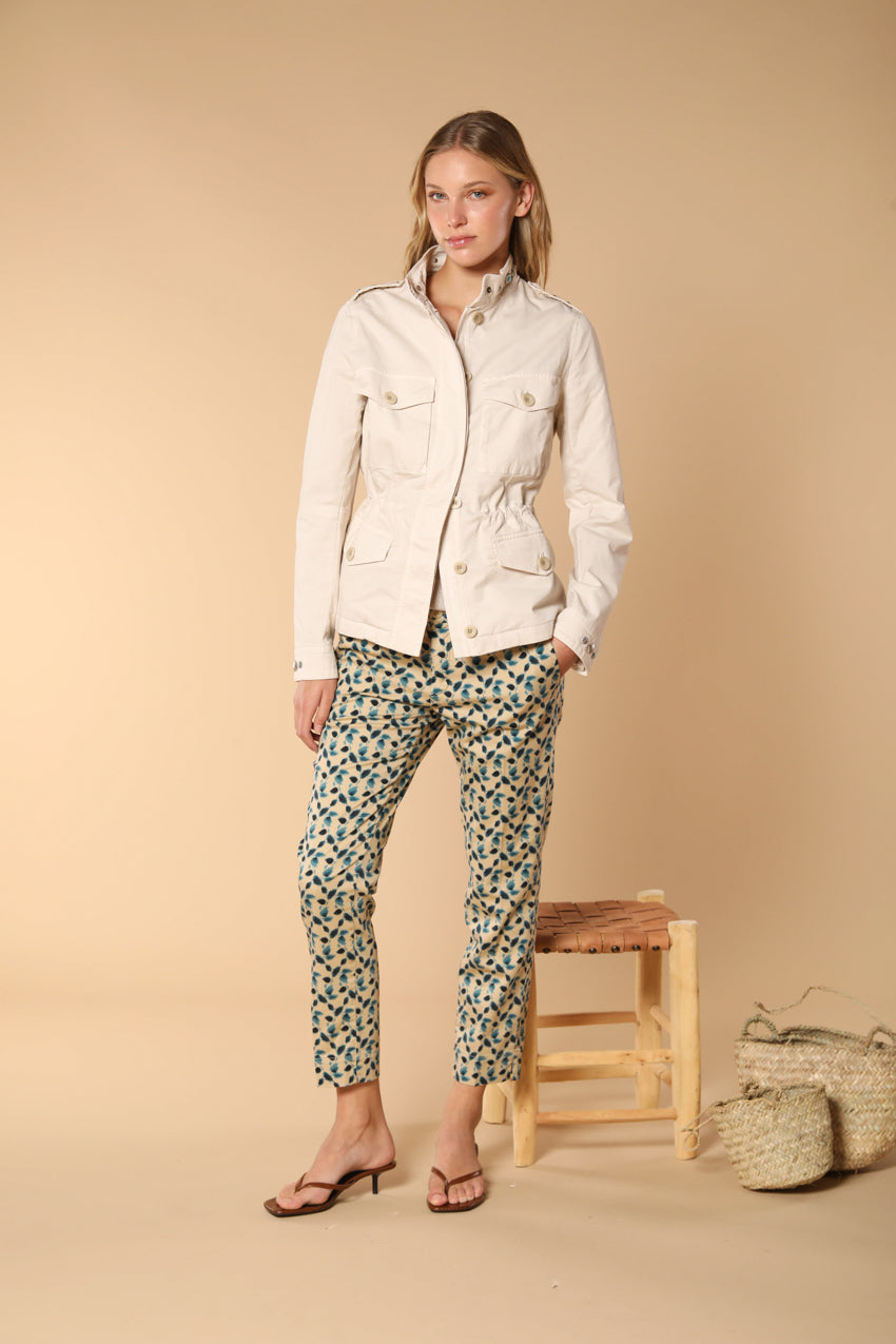 Jaqueline Curvie pantalon chino femme en satin de coton stretch avec imprimé feuilles Curvy