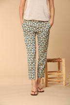 Jaqueline pantalone chino capri donna in raso cotone stretch con stampa foglie slim fit