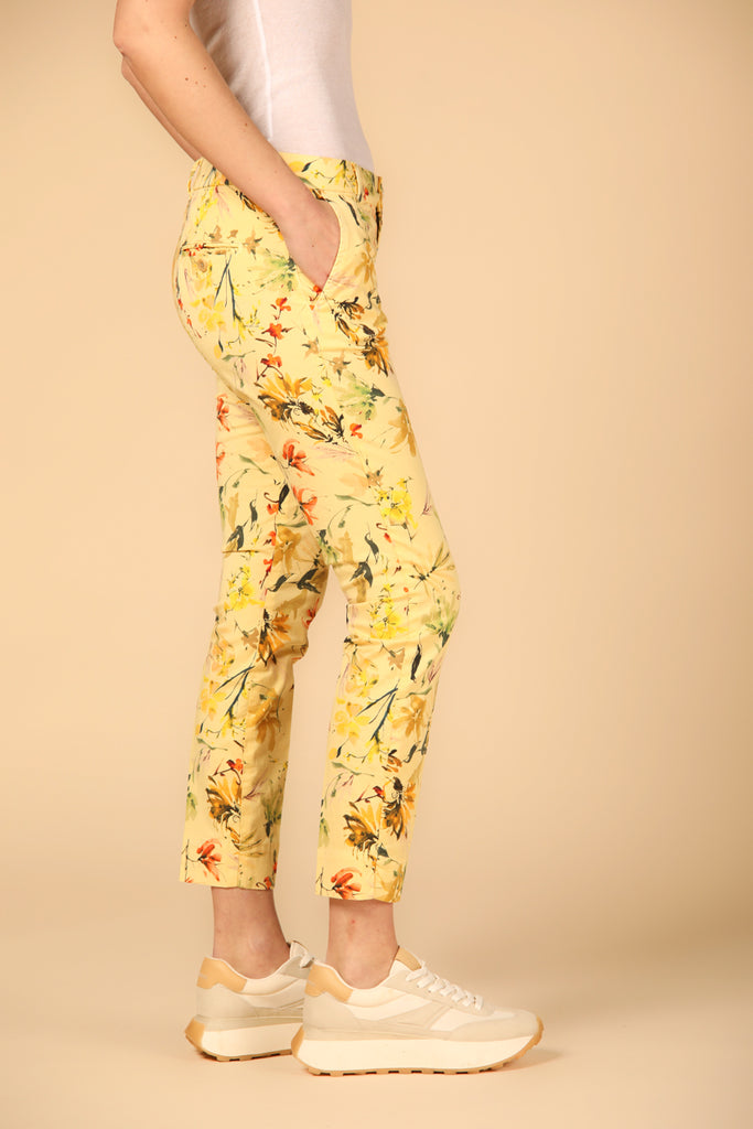 Image 3 de pantalon chino capri pour femme, modèle Jaqueline Curvie, motif floral, couleur jaunepale, fit curvy, de Mason's