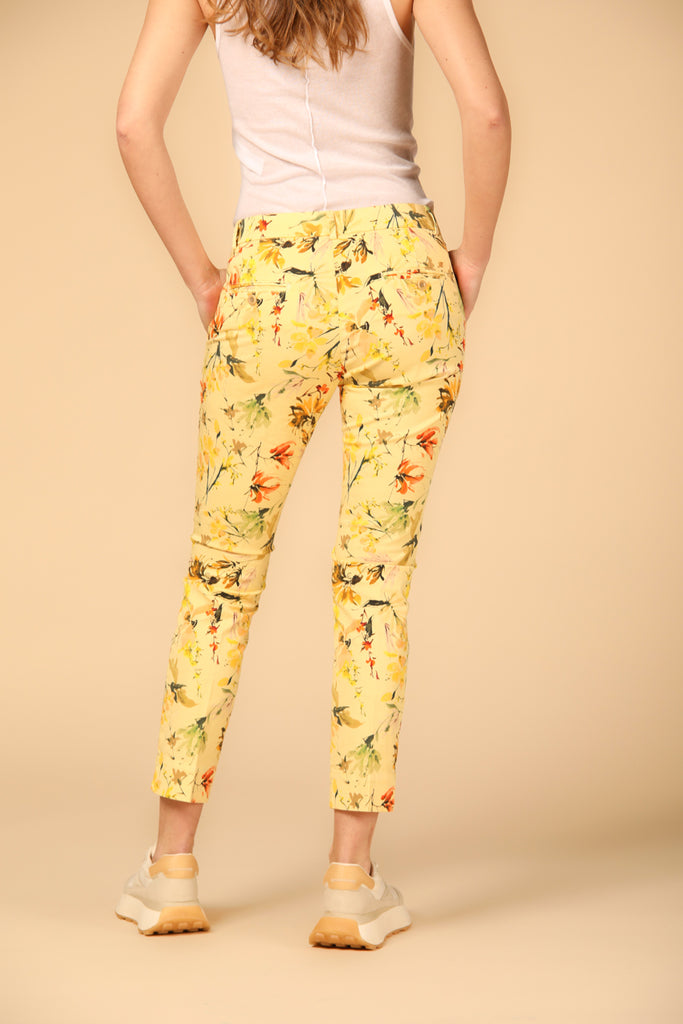 Image 4 de pantalon chino capri pour femme, modèle Jaqueline Curvie, motif floral, couleur jaunepale, fit curvy, de Mason's