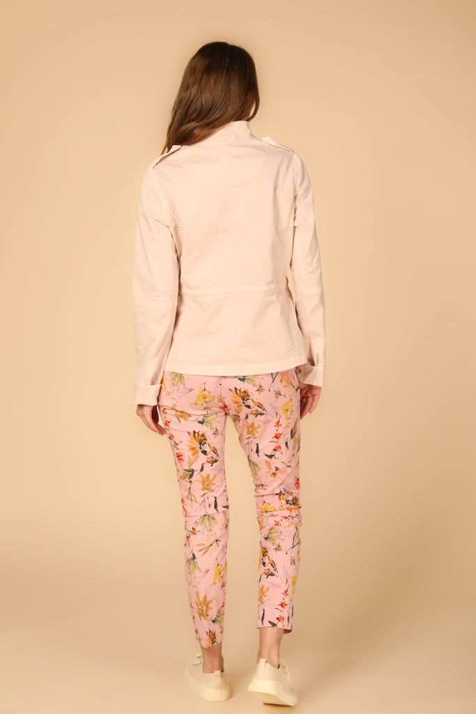 Image 3 de pantalon chino capri pour femme, modèle Jaqueline Curvie, couleur lilas, coupe curvy de Mason's.