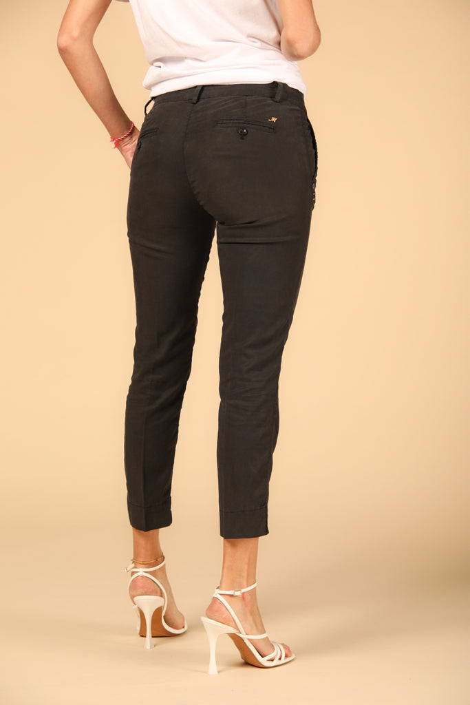 Image 5 de pantalon chino capri femme modèle Jacqueline Curvie, couleur noir, coupe curvy de Mason's