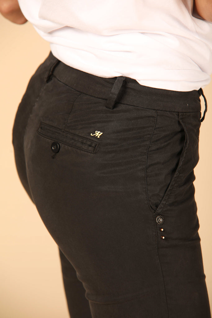 Image 3 de pantalon chino capri femme modèle Jacqueline Curvie, couleur noir, coupe curvy de Mason's