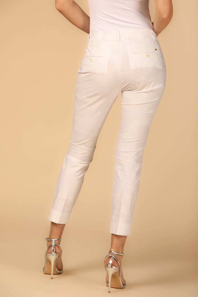 Image 4 de pantalon chino capri femme modèle Jacqueline Curvie, camouflage couleur blanc, coupe curvy de Mason's