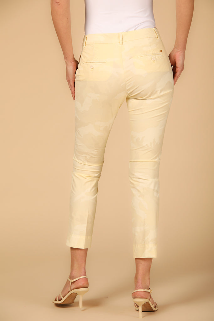 Image 4 de pantalon chino capri femme modèle Jacqueline Curvie, camouflage couleur jaune, coupe curvy de Mason's