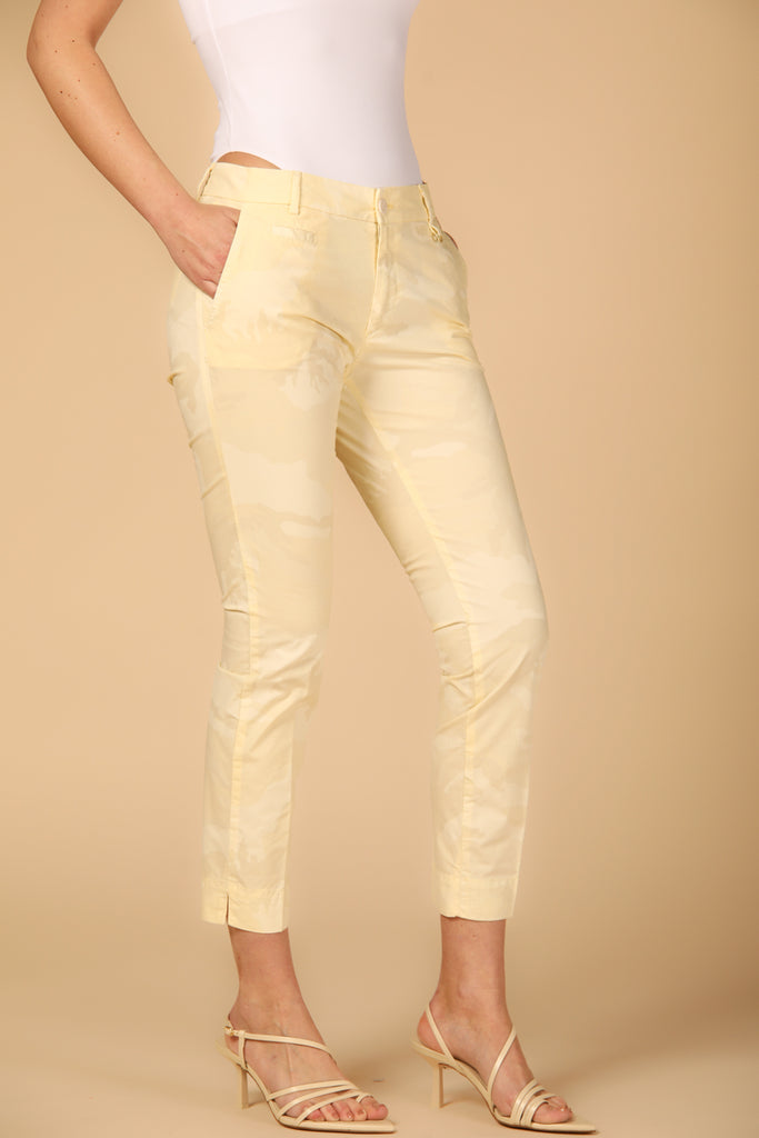 Image 2 de pantalon chino capri femme modèle Jacqueline Curvie, camouflage couleur jaune, coupe curvy de Mason's